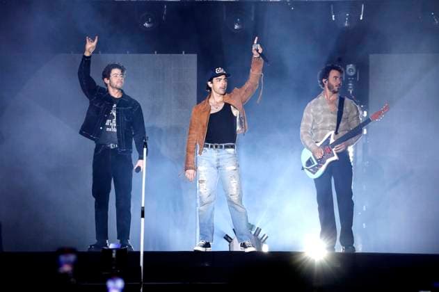 Nick Jonas, Joe Jonas und Kevin Jonas von den Jonas Brothers beim AT&T Playoff Playlist Live vor der College Football Playoff National Championship 2023 im Banc of California Stadium. Los Angeles, 07.01.2023