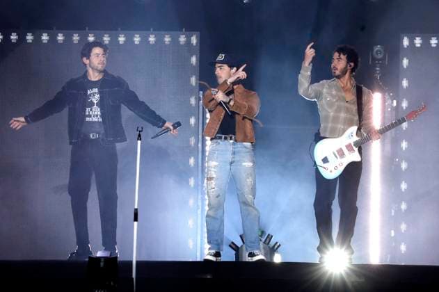 Nick Jonas, Joe Jonas und Kevin Jonas von den Jonas Brothers beim AT&T Playoff Playlist Live vor der College Football Playoff National Championship 2023 im Banc of California Stadium. Los Angeles, 07.01.2023