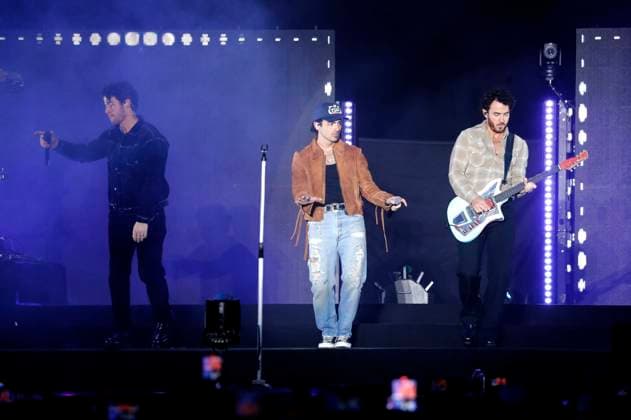 Nick Jonas, Joe Jonas und Kevin Jonas von den Jonas Brothers beim AT&T Playoff Playlist Live vor der College Football Playoff National Championship 2023 im Banc of California Stadium. Los Angeles, 07.01.2023