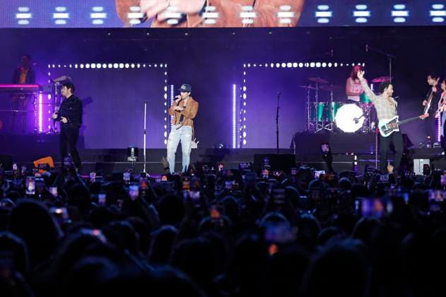 Nick Jonas, Joe Jonas und Kevin Jonas von den Jonas Brothers beim AT&T Playoff Playlist Live vor der College Football Playoff National Championship 2023 im Banc of California Stadium. Los Angeles, 07.01.2023