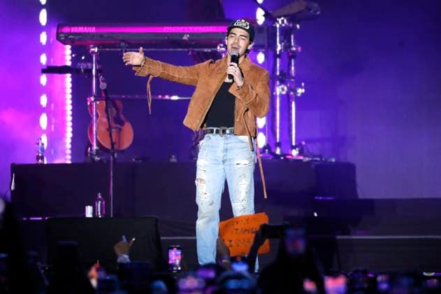 Joe Jonas von den Jonas Brothers beim AT&T Playoff Playlist Live vor der College Football Playoff National Championship 2023 im Banc of California Stadium. Los Angeles, 07.01.2023