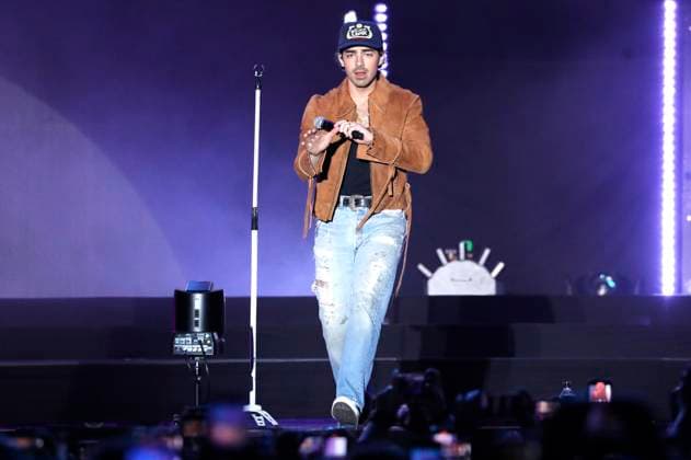 Joe Jonas von den Jonas Brothers beim AT&T Playoff Playlist Live vor der College Football Playoff National Championship 2023 im Banc of California Stadium. Los Angeles, 07.01.2023