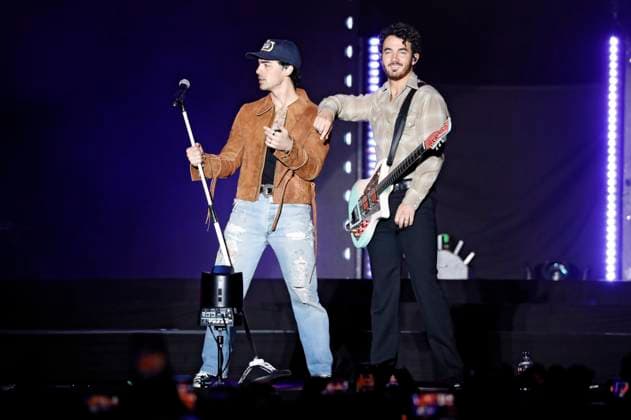 Joe Jonas und Kevin Jonas von den Jonas Brothers beim AT&T Playoff Playlist Live vor der College Football Playoff National Championship 2023 im Banc of California Stadium. Los Angeles, 07.01.2023