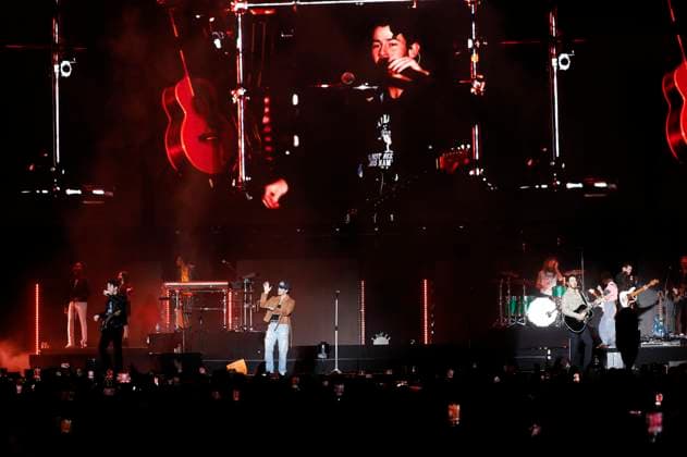 Nick Jonas, Joe Jonas und Kevin Jonas von den Jonas Brothers beim AT&T Playoff Playlist Live vor der College Football Playoff National Championship 2023 im Banc of California Stadium. Los Angeles, 07.01.2023