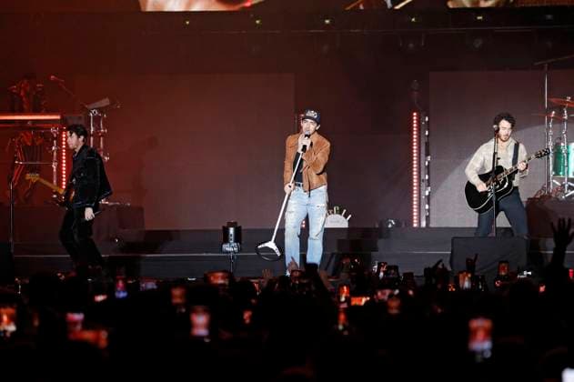 Nick Jonas, Joe Jonas und Kevin Jonas von den Jonas Brothers beim AT&T Playoff Playlist Live vor der College Football Playoff National Championship 2023 im Banc of California Stadium. Los Angeles, 07.01.2023