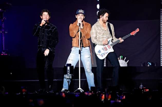Nick Jonas, Joe Jonas und Kevin Jonas von den Jonas Brothers beim AT&T Playoff Playlist Live vor der College Football Playoff National Championship 2023 im Banc of California Stadium. Los Angeles, 07.01.2023