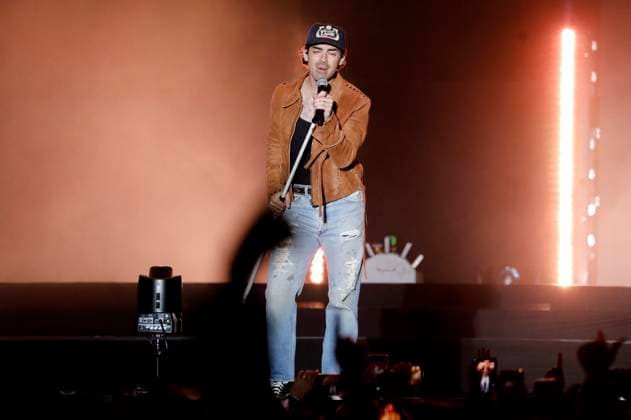Joe Jonas von den Jonas Brothers beim AT&T Playoff Playlist Live vor der College Football Playoff National Championship 2023 im Banc of California Stadium. Los Angeles, 07.01.2023