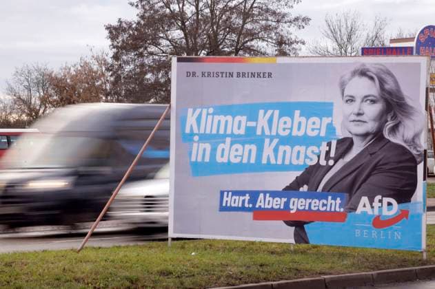Deutsche Parteien: AfD, Symbolbilder Wahlplakat der AfD mit Kristin Brinker und dem Slogan Klima-Kleber in den Knast! zur Wiederholungswahl zum Berliner Abgeordnetenhaus. Die Wahl muss wegen Unregelmäßigkeiten wiederholt werden und findet am 12. Februar statt. Berlin, 07.01.2023 *** Election poster of the AfD with Kristin Brinker and the slogan climate glue in the jail for the repeat election to the Berlin House of Representatives The election must be repeated because of irregularities and will take place on 12 February Berlin, 07 01 2023 Foto:xS.xGabschx xFuturexImage