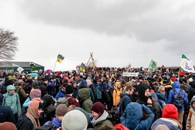 News Themen der Woche KW01 News Bilder des Tages In Lützerath haben mehrere hundert Aktivisten gegen die Räumung und Zerstörung des Ortes Lützerath durch den Energiekonzern RWE demonstriert. Unterstützt wurden sie dabei auch von Luisa Neubauer. Am Rande der Demonstration wurden Barrikaden errichtet. *** In Lützerath, several hundred activists demonstrated against the eviction and destruction of the village of Lützerath by the energy company RWE They were also supported by Luisa Neubauer Barricades were erected at the edge of the demonstration