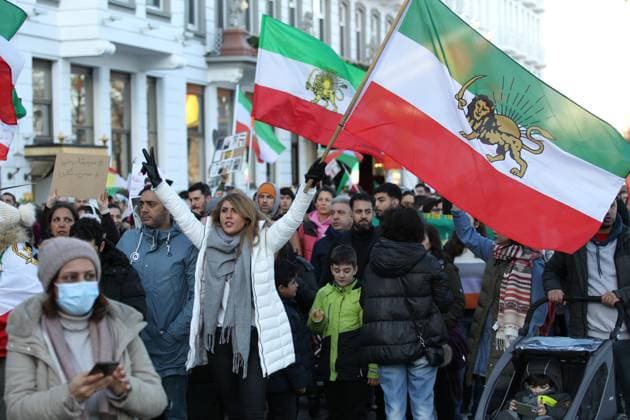 News Themen der Woche KW01 News Bilder des Tages Demonstration von Exil-Iranern in Hamburg gegen das Mullah-Regime im Iran. Der Aufzug stand unter dem Motto: Unterstützung und Solidarität für die iranische Bevölkerung und Protest gegen das iranische Regime. Angemeldet waren 7.000 Teilnehmer für den Aufzug, die von der Mönckebergstraße über die Lombardsbrücke zum Rathausmarkt führte. Neustadt Hamburg *** Demonstration of exiled Iranians in Hamburg against the Mullah regime in Iran The march was under the motto of support and solidarity for the Iranian people and protest against the Iranian regime Registered were 7 000 participants for the march, which led from the Mönckebergstraße over the Lombardsbrücke to the Rathausmarkt Neustadt Hamburg