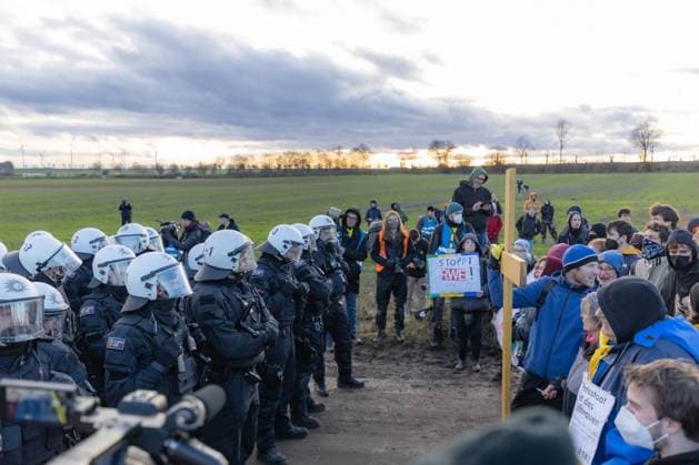 News Themen der Woche KW01 News Bilder des Tages Aufruhr am Vorabend nach dem Dorfspatziergang in Lützerath. Aktivisten stehen einer Polizeiklette gegebnüber nachdem versucht wurde Absperrrungen zu entwenden. Die Stimmung ist entsprechend gereitzt. 08.01.2023 Erkelenz Lützerath NRW Deutschland *** Riot on the eve after the village walk in Lützerath activists face a police barge after trying to steal barriers The mood is accordingly gereitzt 08 01 2023 Erkelenz Lützerath NRW Germany