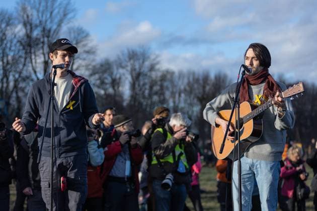 Bilder des Jahres 2023, Entertainment 01 Januar Entertainment Themen der Woche KW01 Entertainment Bilder des Tages Lützerath – Proteste von Klimaaktivisten gegen Kohleabbau Henning May und Christopher Annen von der Band AnnenMayKantereit spielen ein kurzes Konzert in Lützerath. Erkelenz Lützerath NRW Deutschland *** Lützerath - Climate activists protest against coal mining Henning May and Christopher Annen from the band AnnenMayKantereit play a short concert in Lützerath Erkelenz Lützerath NRW Germany Copyright: xBEAUTIFULxSPORTS Derixx