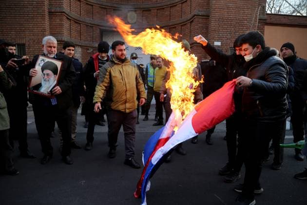 News Themen der Woche KW01 News Bilder des Tages January 8, 2023, Tehran, Tehran, Iran: Iranian protesters burn a French flag during a protest gathering against Charlie Hebdo, the French satirical weekly magazine, in front of the embassy of France in Tehran, Sunday. Charlie Hebdo published cartoons against Iran s Supreme Leader Ayatollah Khamenei and on cover of Thursday s edition. Tehran Iran - ZUMAi98_ 20230108_zih_i98_003 Copyright: xRouzbehxFouladix