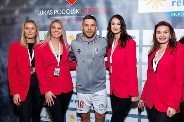 Bilder des Jahres 2023, Entertainment 01 Januar Entertainment Themen der Woche KW01 Entertainment Bilder des Tages Fußball Lukas Podolski mit Models beim schauinsland reisen Cup 2023 in der Schwalbe-Arena. Gummersbach, 08.01.2023 NRW Deutschland *** Soccer Lukas Podolski with models at schauinsland reisen Cup 2023 in Schwalbe Arena Gummersbach, 08 01 2023 NRW Germany Copyright: xChristophxHardtx