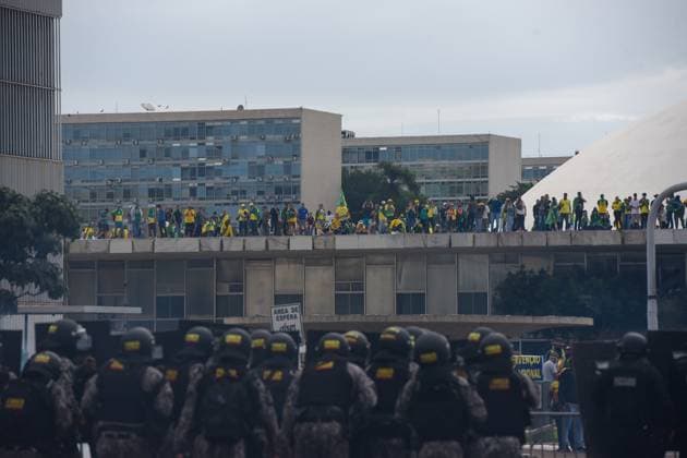 Brasilien, Anhänger des Ex-Präsidenten Jair Bolsonaro stürmen mehrere Regierungsgebäude in Brasilia BRASÍLIA, DF - 08.01.2023: TERRORISMO ANTIDEMOCRÁTICO EM BRASÍLIA - this Sunday (8) terrorist Bolsonarists generate chaos in Brasilia in an attempted coup with the invasion of the STF, National Congress and the Planalto Palace. x2317060x  TonxMolina