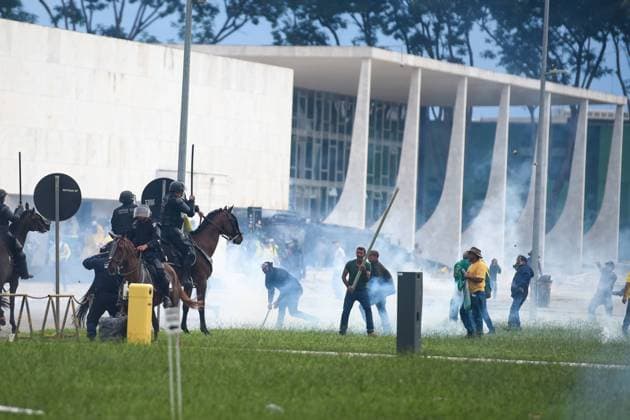 Brasilien, Anhänger des Ex-Präsidenten Jair Bolsonaro stürmen mehrere Regierungsgebäude in Brasilia BRASÍLIA, DF - 08.01.2023: TERRORISMO ANTIDEMOCRÁTICO EM BRASÍLIA - this Sunday (8) terrorist Bolsonarists generate chaos in Brasilia in an attempted coup with the invasion of the STF, National Congress and the Planalto Palace. x2317075x  TonxMolina