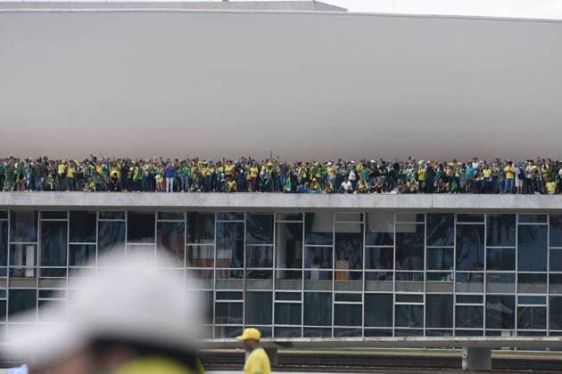 Brasilien, Anhänger des Ex-Präsidenten Jair Bolsonaro stürmen mehrere Regierungsgebäude in Brasilia BRASÍLIA, DF - 08.01.2023: TERRORISMO ANTIDEMOCRÁTICO EM BRASÍLIA - this Sunday (8) terrorist Bolsonarists generate chaos in Brasilia in an attempted coup with the invasion of the STF, National Congress and the Planalto Palace. x2317125x  TonxMolina
