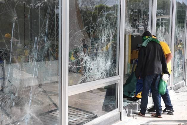 Brasilien, Anhänger des Ex-Präsidenten Jair Bolsonaro stürmen mehrere Regierungsgebäude in Brasilia BRASÍLIA, DF - 08.01.2023: TERRORISMO ANTIDEMOCRÁTICO EM BRASÍLIA - Photo, Bolsonaristas in the STF. This Sunday (8) terrorist Bolsonarists generate chaos in Brasilia in an attempted coup with the invasion of the STF, National Congress and the Planalto Palace. x2317131x  TonxMolina