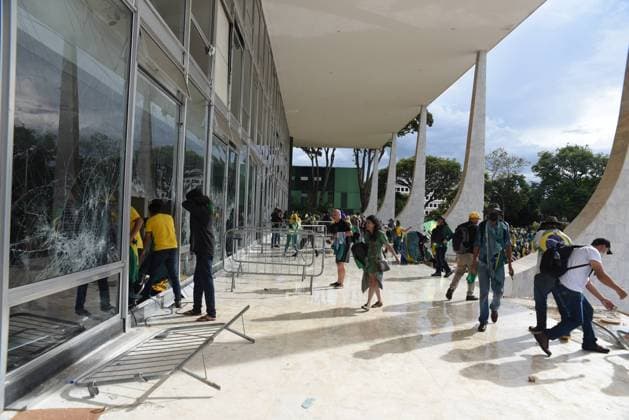 Brasilien, Anhänger des Ex-Präsidenten Jair Bolsonaro stürmen mehrere Regierungsgebäude in Brasilia BRASÍLIA, DF - 08.01.2023: TERRORISMO ANTIDEMOCRÁTICO EM BRASÍLIA - Photo, Bolsonaristas in the STF. This Sunday (8) terrorist Bolsonarists generate chaos in Brasilia in an attempted coup with the invasion of the STF, National Congress and the Planalto Palace. x2317132x  TonxMolina