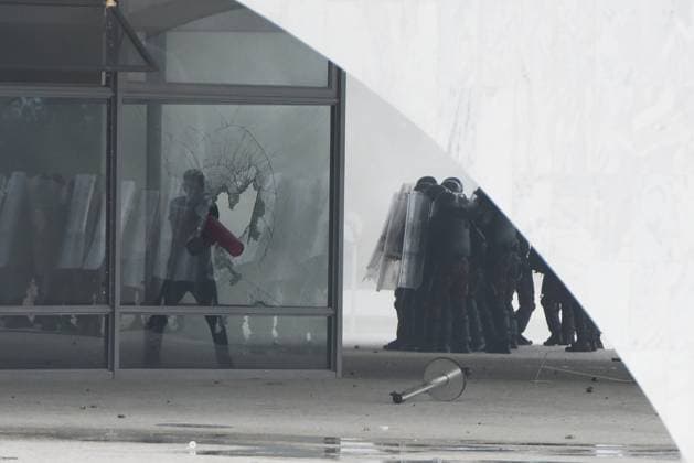 Brasilien, Anhänger des Ex-Präsidenten Jair Bolsonaro stürmen mehrere Regierungsgebäude in Brasilia BRASÍLIA, DF - 08.01.2023: TERRORISMO ANTIDEMOCRÁTICO EM BRASÍLIA - Photo, National Force entering the palace on the plateau. This Sunday (8) terrorist Bolsonarists generate chaos in Brasilia in an attempted coup with the invasion of the STF, National Congress and the Planalto Palace. x2317307x  TonxMolina