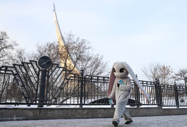 News Themen der Woche KW02 News Bilder des Tages Russland, anhaltend kaltes Winterwetter RUSSIA, MOSCOW - JANUARY 9, 2023: A costumed character walks in the vicinity of the Monument to the Conquerers of Space in Cosmopark in winter. According to Gidromettsentr weather forecasting agency, on Monday the Russian capital is likely to experience frosty weather with temperatures at around -17 degrees Celsius on Monday. The temperatures are expected to go up after 10 January. Artyom Geodakyan TASS  56740131