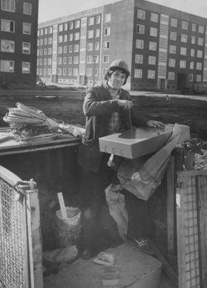 Dresden, historisch, Plätze, Straßen, Stadtteile, Wohngebiete: Leuben, Baugeschehen, Baustelle, Aufbau, Neubaugebiet, Taktstraße 4, 06.04.1972.Bildtext: Elektrocontainer - mit diesen Behältern werden alle für ein Segment benötigten Installationsmaterialien geliefert. „Alles ist beieinander, Verluste werden vermieden, urteilt Albert Hardtmann von der Brigade Lux, der wie alle seine Kollegen auf diese Einrichtung schwört. Waltraut Förster *** Dresden, historical, places, roads, districts, Residential areas Leuven, construction, Construction site, Construction, development area, cycle line 4, 06 04 1972 Caption electric container with this Containers become all for a Se ! ACHTUNG Aufnahmedatum laut Beschriftung Copyright: xSZ WaltrautxFörsterx 0000010103161659