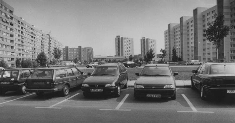 Dresden, historisch, Plätze, Straßen, Stadtteile, Wohngebiete: Prohlis, Neubaugebiet, parkende Pkw, 25.08.1995. *** Dresden, historical, places, roads, districts, Residential areas prohlis, development area, parking car, 25 08 1995 ! ACHTUNG Aufnahmedatum laut Beschriftung Copyright: xSZ MarionxGröningx 0000010103161796