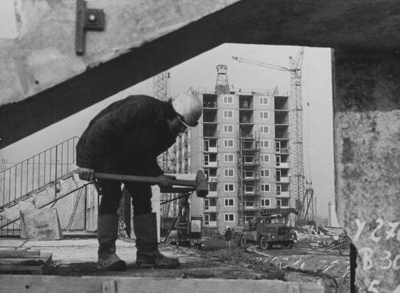 Dresden, DDR, historisch, Bauen, Aufbau, Wiederaufbau, Baugeschehen, Bauvorhaben: Neubaugebiet Prohlis, Bauarbeiter mit Vorschlaghammer, Blick durch eine Platte auf anderen Wohnblock Rohbau, 19.01.1977.Veröffentlichung in Sächsische Zeitung am 25.01.1977 zu Reportage; Bildtext: Den ersten 17geschosser in Dresden-Prohlis montieren in diesen Tagen die Bauarbeiter aus dem Baukombinat. Rund 2.500 Wohnungen wollen die Wohnungsbauer gemeinsam mit ihren Kooperationspartnern auf dem größten komplexen Wohnungsbaustandort im Bezirk Dresden in diesem Jahr übergeben. *** Dresden, GDR, historical, To build, Construction, Reconstruction, construction, Building projects Development area ! ACHTUNG Aufnahmedatum laut Beschriftung Copyright: xSZ WaltrautxKossackx 0000010103161891