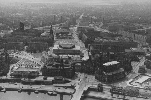Dresden, historisch, Stadtansichten, Panorama Stadt-Panorama, Luftaufnahmen, Draufsichten, Überblick: Stadtzentrum in Richtung Prager Straße - im Vordergrund Brühlsche Terrasse, Hofkirche, Schloss, September 1979. *** Dresden, historical, cityscapes, Panorama City Panorama, aerial photography, plan views, Overview City centre in Direction Prague Street at Foreground Brühlsche Terrac ! ACHTUNG Aufnahmedatum laut Beschriftung Copyright: xSZ Hans-DieterxOpitzx 0000010103172713