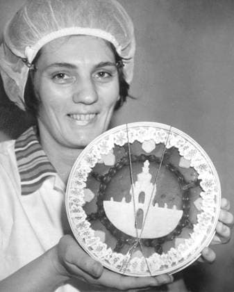 Sachsen, DDR, historisch, Wirtschaft, Volkswirtschaft, Volkseigene Betriebe (VEB): Süßwaren Süßigkeiten Schokolade: Dresden, VEB Süßwarenfabrik Schwerter, Isolde Mierich, 08.02.1973. Veröffentlichung in Sächsische Zeitung am 19.02.1973: Marzipanfiguren von Dresden bis Schwerin. Dem Kalender nach ist erst am 22. April Ostern. Im VEB Schwerter Süßwaren, Dresden, jedoch bereits seit Weihnachten vergangenen Jahres. Viele Tausende Osterhasen und -eier, Kücken und andere österliche Figuren aus Marzipan verlassen täglich die Fließbänder des jungen volkseigenen Betriebes, der in diesem Jahr 3,5 Millionen figürliche Artikel an den Handel liefert. Hintereinander aufgestellt, stünde der erste dav ! ACHTUNG Aufnahmedatum laut Beschriftung *** S Copyright: xSZ WaltrautxFörsterx 0000010121864028
