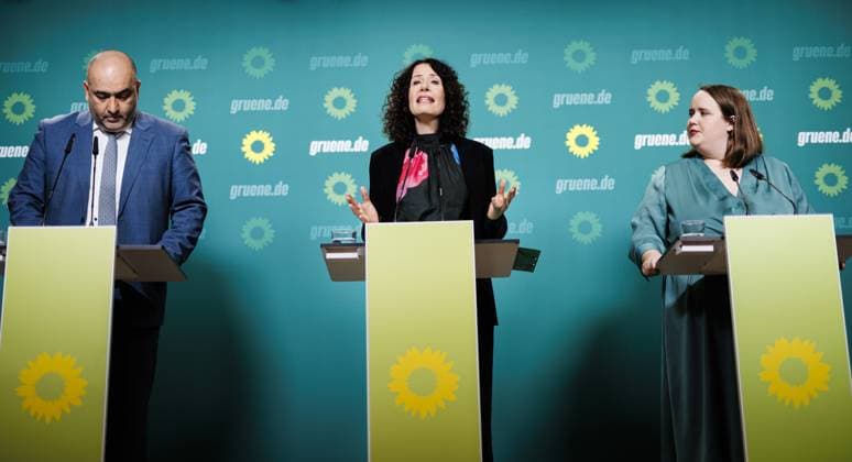 News Themen der Woche KW02 News Bilder des Tages Ricarda Lang, Omid Nouripour und Bettina Jarasch, aufgenommen im Rahmen einer Pressekonferenz in der Bundesgeschaeftsstelle von Buendnis 90 Die Gruenen in Berlin. 09.01.2023. Berlin Deutschland *** Ricarda Lang, Omid Nouripour and Bettina Jarasch, recorded during a press conference at the federal office of Buendnis 90 Die Gruenen in Berlin 09 01 2023 Berlin Germany Copyright: xFelixxZahn photothek.netx