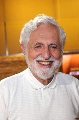 Carl Djerassi, bulgarisch-amerikanisch-österreichischer Chemiker und Schriftsteller. Djerassi wurde für die Entwicklung der ersten Antibabypille bekannt. Erfinder der Anti-Baby-Pille *** Carl Djerassi, Bulgarian American Austrian chemist and writer Djerassi became known for developing the first birth control pill inventor of the anti baby pill