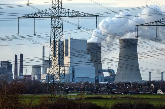 Grevenbroich, Nordrhein-Westfalen, Deutschland - RWE Power AG Kraftwerk Neurath, Braunkohlekraftwerk am RWE Braunkohletagebau Garzweiler, hier im Vordergrund die neuen Kraftwerksbloecke F und G. Grevenbroich Nordrhein-Westfalen Deutschland *** Grevenbroich, North Rhine-Westphalia, Germany RWE Power AG Neurath power plant, lignite-fired power plant at RWEs Garzweiler opencast lignite mine, here in the foreground the new power plant blocks F and G Grevenbroich North Rhine-Westphalia Germany