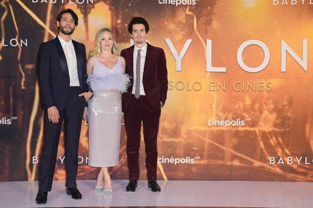 January 8, 2023, Mexico City, Mexico: (L-R) Diego Calva, Olivia Hamilton, Damien Chazelle, attend the red carpet of the Babylon film premiere at Plaza Carso. on January 8, 2023 in Mexico City, Mexico. Mexico City Mexico - ZUMAe321 20230109_zia_e321_121 Copyright: xJaimexNogales xEyepixxGroupx
