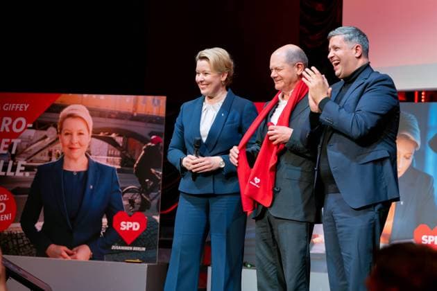 Bilder des Jahres 2023, News 01 Januar News Themen der Woche KW02 News Bilder des Tages 09.01.2023,Berlin,Deutschland,Wahlkampfauftakt der Berliner SPD im VarietÃ Wintergarten zur Wahl des Berliner Abgeordnetenhaus am 12.02.2023. FRANZISKA GIFFEY, BK Olaf Scholz, Raed Saleh *** 09 01 2023,Berlin,Germany,Election campaign kick-off of the Berlin SPD in the VarietÃ Wintergarten for the election of the Berlin House of Representatives on 12 02 2023 FRANZISKA GIFFEY, BK Olaf Scholz, Raed Saleh