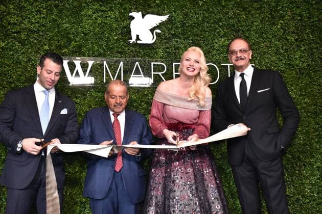 Bilder des Jahres 2023, Entertainment 01 Januar Entertainment Themen der Woche KW02 Entertainment Bilder des Tages Direktor und General Manager Aramis Gianella Borradori, Sheikh Faisal Bin Quassim Al Thani, Franziska Knuppe und Tarek M. el Sayed bei der Eroeffnung vom Hotel JW Marriott am 9.01.2023 in der Stauffenbergstrasse 26 in Berlin. Das ehemalige Maritim Hotel Berlin Central District wurde von einer Investorengruppe aus Katar gekauft und monatelang umfassend saniert. Mit dem heutigen Opening wurde das Hotel nun offiziell eingeweiht¦ Marriott Hotel-Eroeffnung in Berlin *** Director and General Manager Aramis Gianella Borradori, Sheikh Faisal Bin Quassim Al Thani, Franziska Knuppe and Tarek M el Sayed at the opening of the Hotel JW Marriott on 9 01 2023 in Stauffenbergstrasse 26 in Berlin The former Maritim Hotel Berlin Central District was purch 