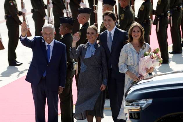 News Bilder des Tages Prime Minister of Canada arrives in Mexico January 9, 2023, Estado de Mexico, Mexico: Mexican President Andres Manuel Lopez Obrador and his wife Beatriz Gutierrez at the welcoming ceremony for Canadian Prime Minister Justin Trudeau accompanied by his wife Sophie Gregoire Trudeau, at the International Airport Felipe Angeles in the municipality of Zumpango in the State of Mexico. on January 9, 2023 in the State of Mexico, Mexico. (Photo by Luis Barron Eyepix Group). Copyright: xLuisxBarronx xEyepixxGroupx LB20230109_AMLO_TRUDEAU_AIFA12