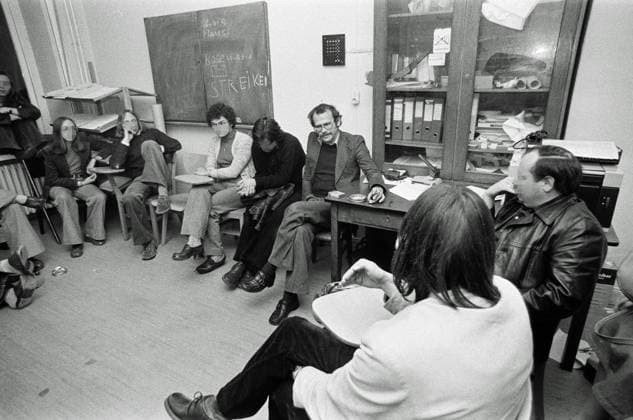 Der Enthüllungsjournalist und Schriftsteller Günter Wallraff im April 1976 bei einem Besuch im Psychologischen Institut der Universität Göttingen. Studierende streikten damals gegen eine Verschärfung von Studien- und Prüfungsbedingungen und hielten zwei Gebäude des Psychologischen Instituts besetzt. *** The investigative journalist and author Günter Wallraff in April 1976 during a visit to the Psychological Institute of the University of Göttingen Students were on strike at the time against a tightening of studies and examination conditions and occupied two buildings of the Psychological Institute