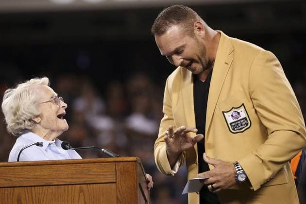 January 10, 2023: Chicago Bears principal owner Virginia McCaskey awards Brian Urlacher with a ring of excellence at Soldier Field on Sept. 17, 2018. - ZUMAm67_ 20230110_zaf_m67_008 Copyright: xArmandoxL.xSanchezx
