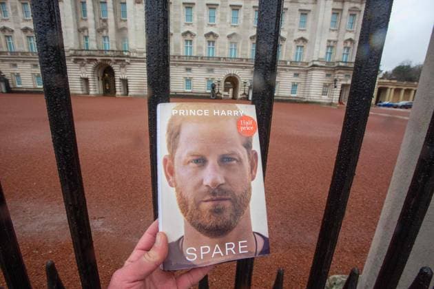 Entertainment Themen der Woche KW02 Entertainment Bilder des Tages January 10, 2023, London, England, United Kingdom: Buckingham Palace is seen behind a copy of Prince HarryÃ¢â‚¬â ¢s book Ã¢â‚¬oeSpare. London United Kingdom - ZUMAs262 20230110_zip_s262_082 Copyright: xTayfunxSalcix