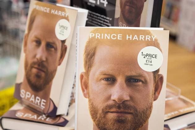 Bilder des Jahres 2023, Entertainment 01 Januar Entertainment Themen der Woche KW02 Entertainment Bilder des Tages January 10, 2023, London, United Kingdom: Copies of Prince Harry s new book Spare on sale at a bookshop in Twickenham Prince Harry s highly anticipated memoir Sparei released on Tuesday has already sold 400,000 copies, causing controversy for reported rifts between Harry and his older brother Prince William. London United Kingdom - ZUMAs197 20230110_zaa_s197_326 Copyright: xTejasxSandhux