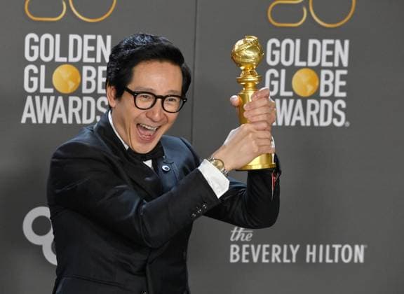 Bilder des Jahres 2023, Entertainment 01 Januar Entertainment Themen der Woche KW02 Entertainment Bilder des Tages Ke Huy Quan appears backstage after winning the award for Best Supporting Actor in a Motion Picture award for Everything Everywhere All at Once during the 80th annual Golden Globe Awards at the Beverly Hilton in Beverly Hills, California on Tuesday, January 10, 2023.  LAP20230110269 JIMxRUYMEN