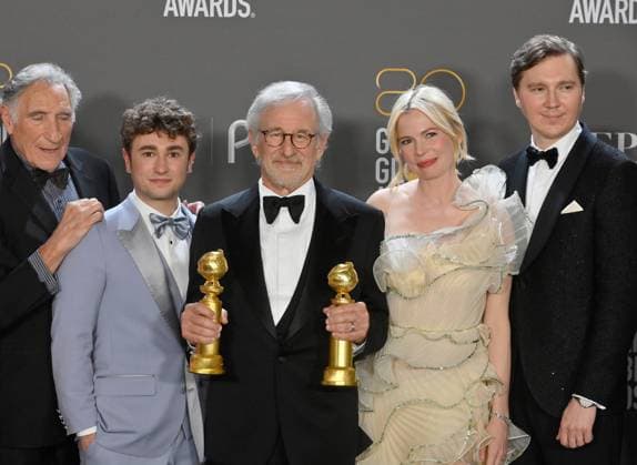 73. Berlinale, Steven Spielberg erhält den Goldenen Ehrenbären für sein Lebenswerk Entertainment Bilder des Tages (L-R) Judd Hirsch, Gabriel LaBelle, Steven Spielberg, Michelle Williams, and Paul Dano appear backstage after winning the award for Best Picture - Drama for The Fabelmans during the 80th annual Golden Globe Awards at the Beverly Hilton in Beverly Hills, California on Tuesday, January 10, 2023.  LAP20230110404 JIMxRUYMEN