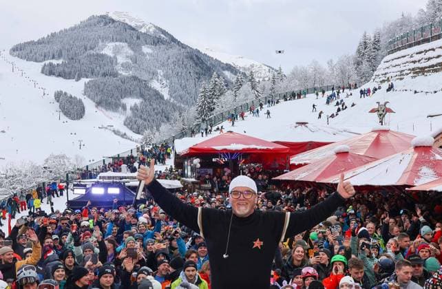 Bilder des Jahres 2023, Entertainment 01 Januar Entertainment Themen der Woche KW02 Entertainment Bilder des Tages 10.01.2023, Saalbach, AUT, Fototermin, Reportage, Themenbild, Unterwegs in Salzburg, Gipfeltour, Gerry Friedle, im Bild DJ-Ötzi während der Gipfeltour in Saalbach Hinterglemm, Goasstall, *** 10 01 2023, Saalbach, AUT, photo shoot, reportage, theme picture, On the road in Salzburg, summit tour, Gerry Friedle, in the picture DJ Ötzi during the summit tour in Saalbach Hinterglemm, Goasstall,