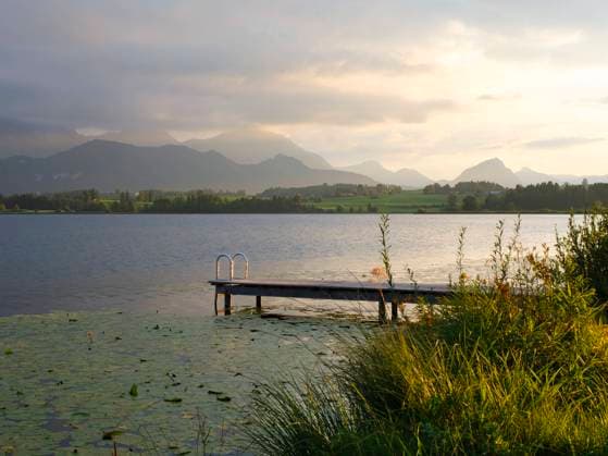 IMAGO Creative: Gesundheit, Stille Badesteg am Hopfensee, Hopfen am See, Allgäu, Bayern, Deutschland, Europa *** bathing jetty on hop lake, Hops on Lake, allgaeu, Bavaria, Germany, Europe 1100402753