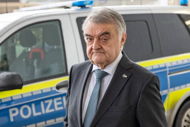 News Themen der Woche KW02 NRW Innenminister Herbert REUL (CDU) im phoenix Interview zur Lage in Lützerath - Offizielle Einweihung der neuen Polizeiwache in Bonn Bad Godesberg. 11.01.2023 Bonn Bad Godesberg NRW Deutschland *** NRW Interior Minister Herbert REUL CDU in phoenix interview on the situation in Lützerath Official inauguration of the new police station in Bonn Bad Godesberg 11 01 2023 Bonn Bad Godesberg NRW Germany