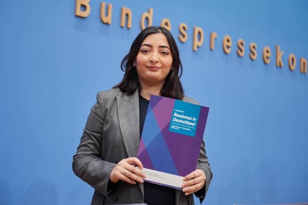News Themen der Woche KW02 News Bilder des Tages Die Beauftragte der Bundesregierung fuer Migration, Fluechtlinge und Integration und Beauftragte fuer Antirassismus, Staatsministerin Reem Alabali-Radovan, SPD-MdB, stellt am 11. Januar 2023 in Berlin den 13. Lagebericht Rassismus in Deutschland vor. In dem Bericht werden Ausgangslage, Handlungsfelder, Massnahmen aufgefuehrt. (Siehe epd-Meldung vom 11.01.2023) EDITORIAL USE ONLY *** The Federal Government Commissioner for Migration, Refugees and Integration and Commissioner for Anti-Racism, Minister of State Reem Alabali Radovan, SPD MdB, will present the 13 Situation Report on Racism in Germany on 11 January 2023 in Berlin The report lists the initial situation, fields of action, measures See epd news of 11 01 2023 EDITORIAL USE ONLY Copyright: epd-bild ChristianxDitsch D23D0111LageberichtRassismus115735-kopieren