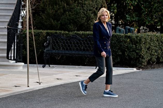 Bilder des Jahres 2023, Entertainment 01 Januar Entertainment Themen der Woche KW02 Entertainment Bilder des Tages US First Lady Jill Biden exits the White House before boarding Marine One on the South Lawn of the White House in Washington, DC, on Wednesday, January 11, 2023. President Joe Biden and First Lady Jill Biden are traveling to Walter Reed National Military Medical Center where the First Lady will undergo an outpatient procedure to remove a small lesion found during a skin cancer screening.  WASP2023011107 AndrewxHarrer