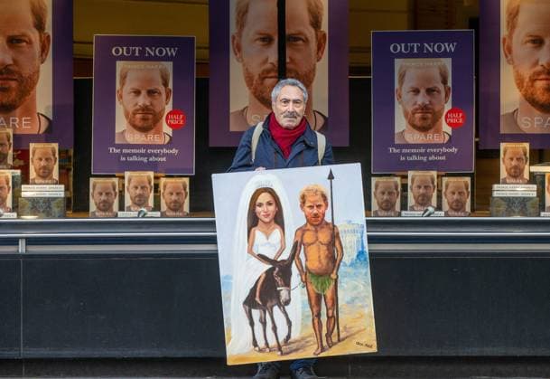 Entertainment Themen der Woche KW02 January 11, 2023, London, England, United Kingdom: British artist KAYA MAR poses with his latest painting depicting Prince Harry as Don Quixote outside Waterstones bookstore where the royalÃ¢â‚¬â ¢s memoir Spare is on sale after being launched yesterday. London United Kingdom - ZUMAs262 20230111_zip_s262_085 Copyright: xTayfunxSalcix