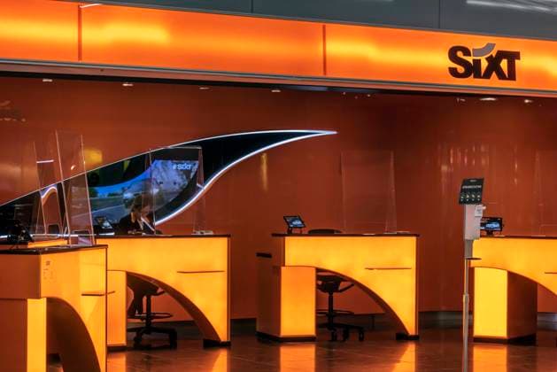 Autovermeitung von Sixt am Flughafen Stuttgart. 10.01.2023: Stuttgart, Baden-Württemberg, Deutschland.